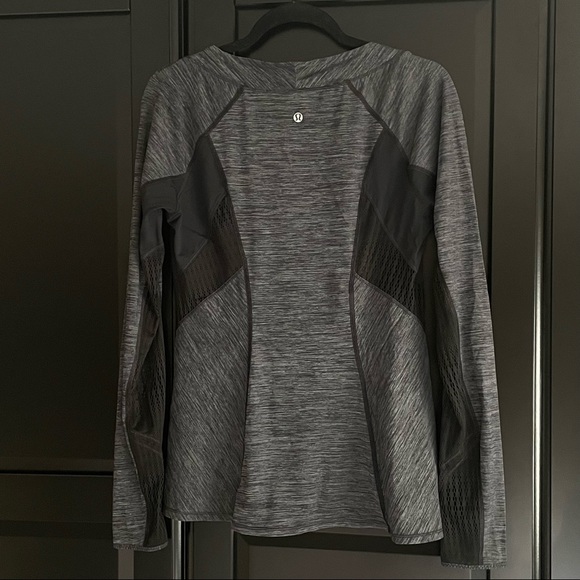 Like New! Lululemon Sun Runner Long Sleeve (8/10) - Picture 13 of 15